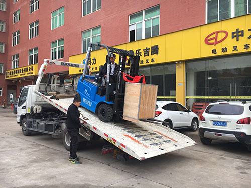 廈門(mén)電動(dòng)叉車(chē)公司，銷(xiāo)售比亞迪電動(dòng)叉車(chē)2.5噸一臺(tái)